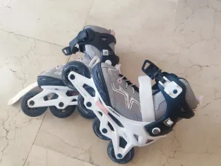 Patines en línea grises y negros