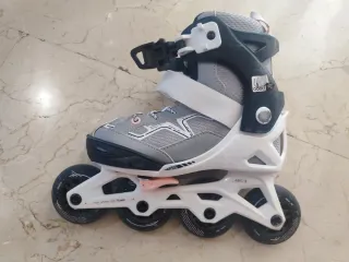 Patines en línea grises y negros