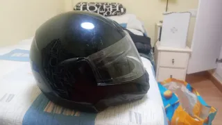 Casco de moto negro integral