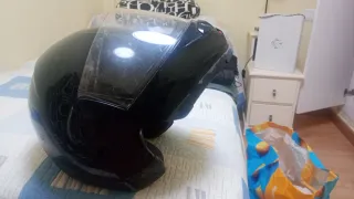 Casco de moto negro integral