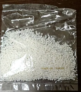 Abalorios blancos, beads, rocalla