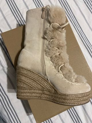 Botas de cuña peludas color crema.