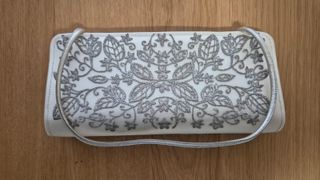 Bolso y zapato de fiesta dorado y plateado