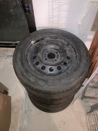4 Llantas con Tapacubos