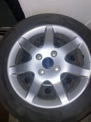 4 Llantas con Tapacubos