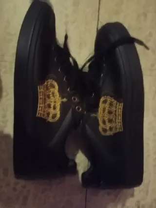 Zapatillas negras con detalles dorados