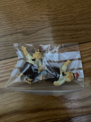 Figuras de gallinas de plástico
