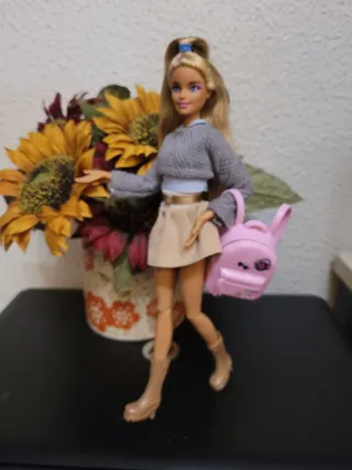 Muñeca Barbie articulada mochila y botas
