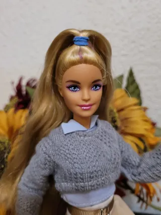 Muñeca Barbie articulada mochila y botas