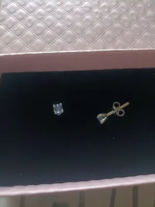 Pendientes pequeños con diamante azul claro