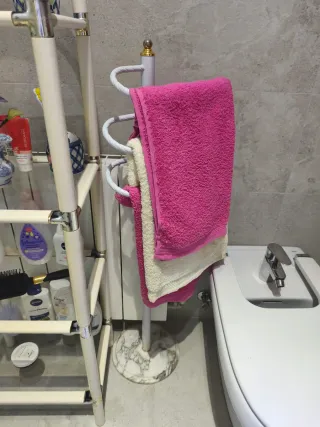 Toallero de pie con base de mármol