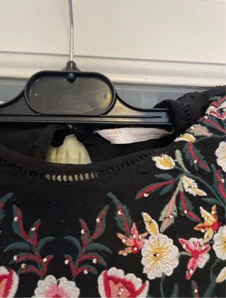 Vestido negro bordado floral