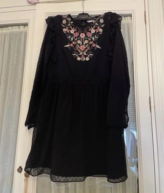 Vestido negro bordado floral