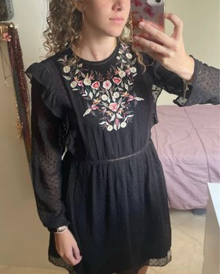 Vestido negro bordado floral