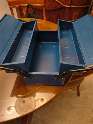 Caja de herramientas metálica azul marca faher