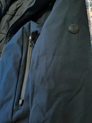 Chaqueta acolchada negra.