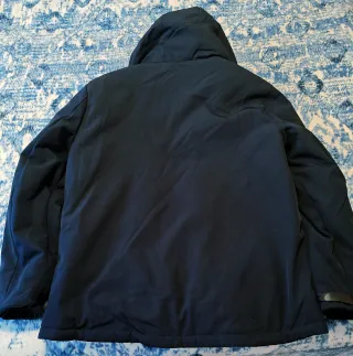 Chaqueta acolchada negra.