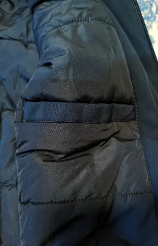 Chaqueta acolchada negra.