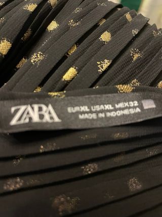 Vestido negro con topos dorados