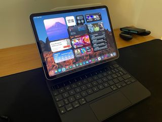 iPad Pro 11 M1 + Magic Keyboard e accessori