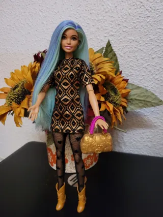 Muñeca barbie articulada con vestido y bolso