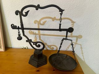 Báscula antigua de bronce