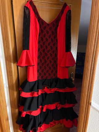 Traje de flamenca rojo y negro