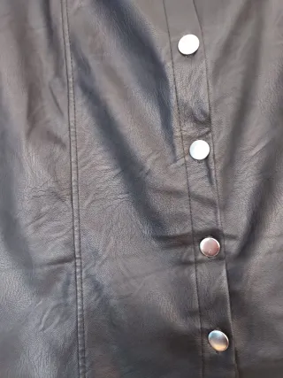 Falda de cuero negra con botones