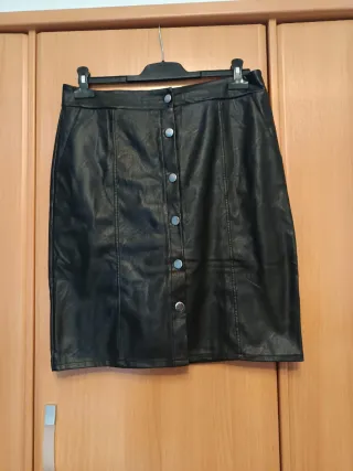 Falda de cuero negra con botones