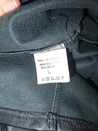 Falda de cuero negra con botones