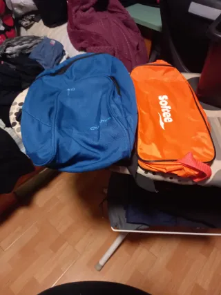 Mochila azul y bolsa zapatillas naranja