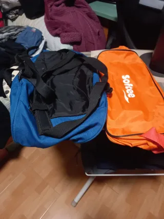 Mochila azul y bolsa zapatillas naranja