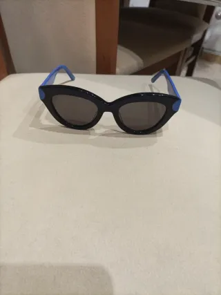 Gafas de sol negras y azules....mujer