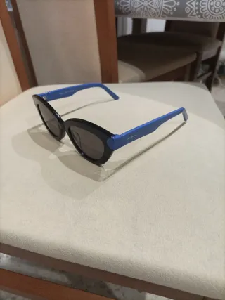 Gafas de sol negras y azules....mujer