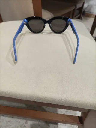 Gafas de sol negras y azules....mujer