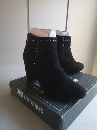 Botines Xti Negros con Tachuelas