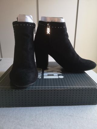 Botines Xti Negros con Tachuelas