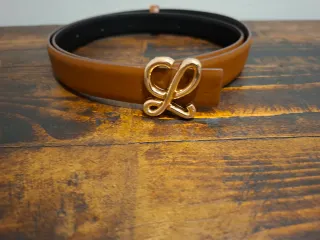 Cinturón marrón con hebilla dorada