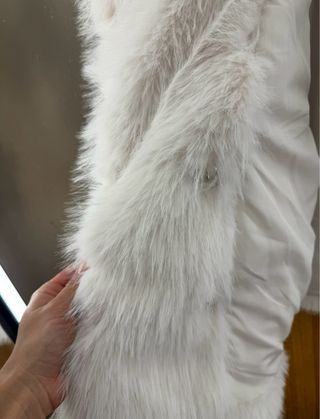 Vendesi cappotti in pelliccia sintetica. Nuovi. Ha