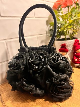 Bolso de fiesta negro con flores