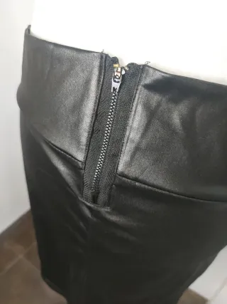 Falda símil piel negra