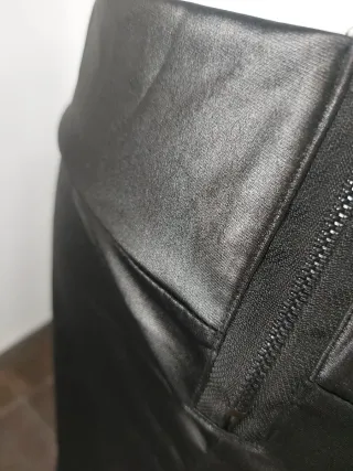 Falda símil piel negra