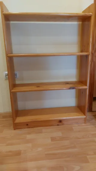 Estantería de madera maciza. Son 4 en total.