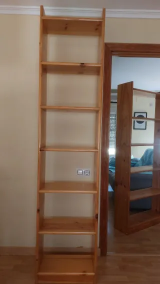 Estantería de madera maciza. Son 4 en total.