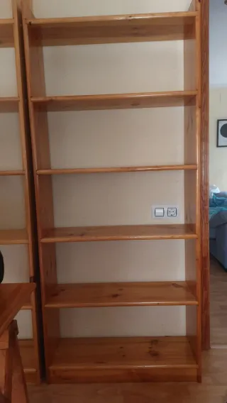 Estantería de madera maciza. Son 4 en total.