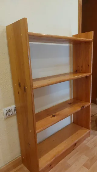 Estantería de madera maciza. Son 4 en total.