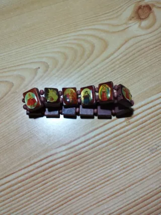Pulsera de madera con retratos de santos