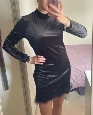 Vestido negro con plumas