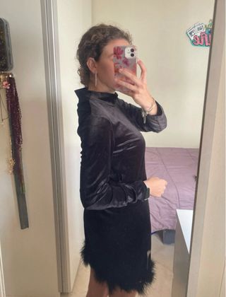 Vestido negro con plumas