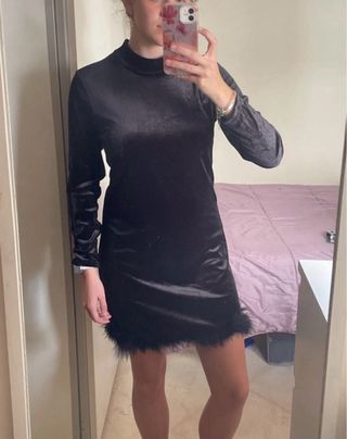 Vestido negro con plumas